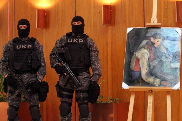 Predstavljanje pronađenog Cezanneovog 'Dječaka u crvenom prsluku' u beogradskoj policiji 2012.