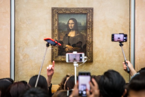 Mona Lisa u pariškom Louvreu privlači velik broj posjetitelja