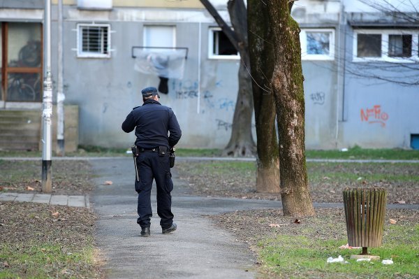 Zagreb: Očevid u stanu u kojem je priveden muškarac koji je povezan sa smrću maloljetnice