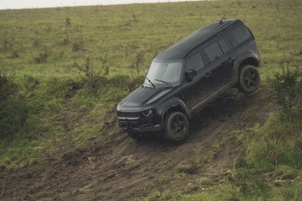 Land Rover Defender na snimanju novog filma o Jamesu Bondu