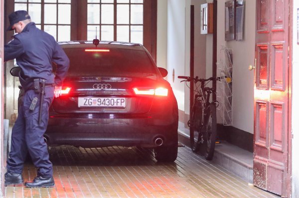 Automobil napustio zgradu u kojoj živi Zoran Milanović