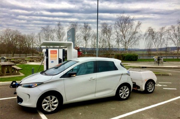 Prikolica s dodatnom baterijom