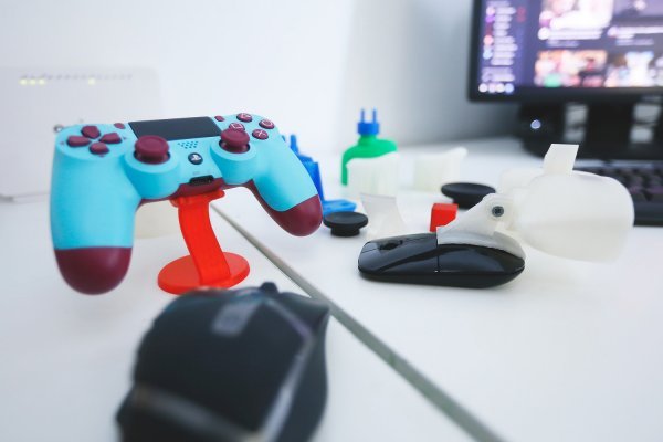 Mousesock (desno) uz kontroler za PS4