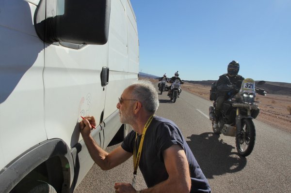 Jaime crta timski broj na svom kombiju koji je zamijenio Isuzu Troopera nakon što mu se motor pokvario i ostao u Italiji