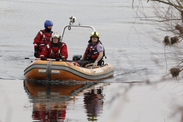 Zagreb: Vatrogasci i policija u potrazi za čovjekom koji je skočio s mosta