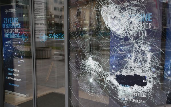 Razbijena stakla na poliklinici Svjetlost u vlasništvu Nikice Gabrića