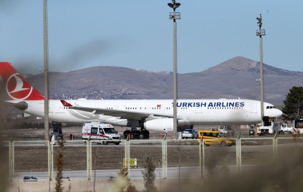 Zrakoplov Turkish Airlinesa u kojem se nalaze osobe za koje se sumnja da su zaražene koronavirusom