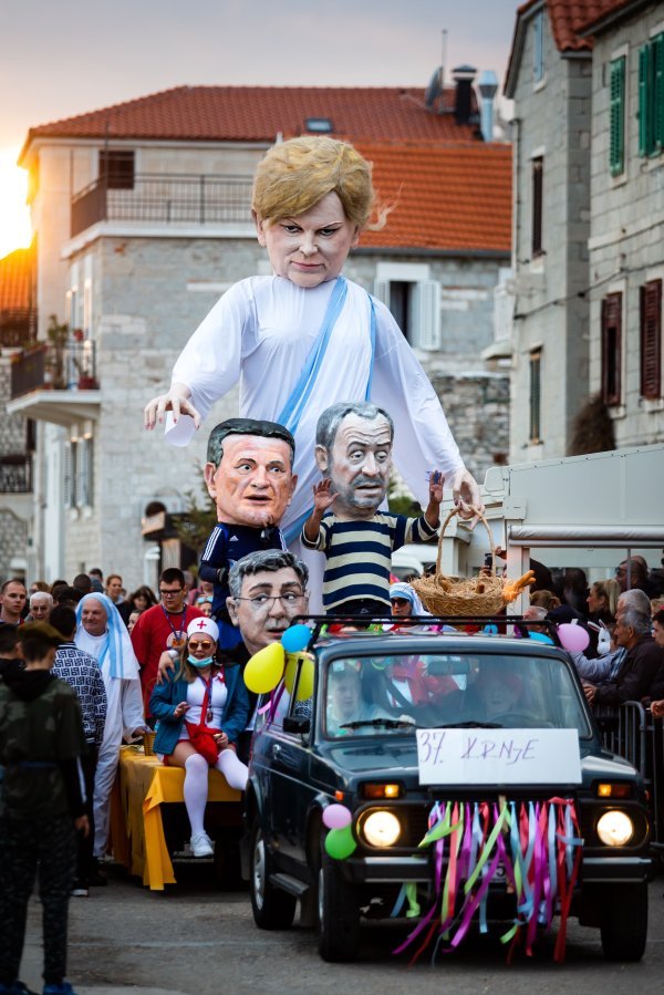 U Kaštel Starom spalili lutku s likom bivše predsjednice