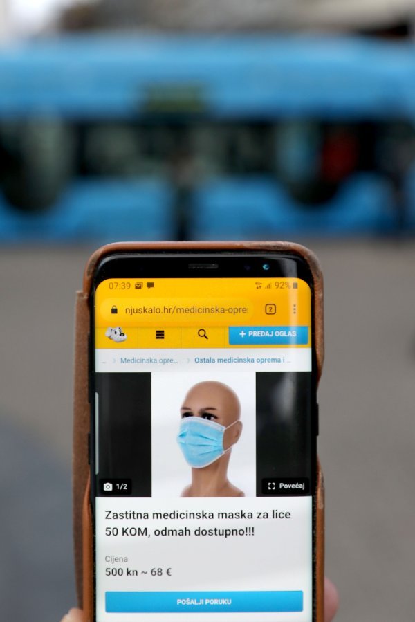 Maske za lice na oglasniku