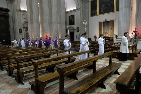 I Katolička crkva u Italiji je dala preporuke za borbu protiv koronavirusa.