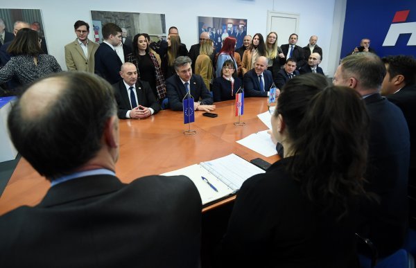 Andrej Plenković predao potpise za unutarstranačke izbore