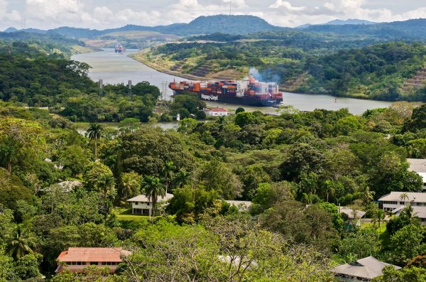 SAD je potaknuo revoluciju u Kolumbiji, kojom je stvorena država Panama, a sve kako bi se osigurao nadzor nad Panamskim kanalom