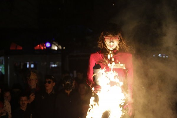 'Duhovni impotentlije' u Mostaru spalili lutku jedne odvažne novinarke, hrabre književnice i nadasve borbene žene