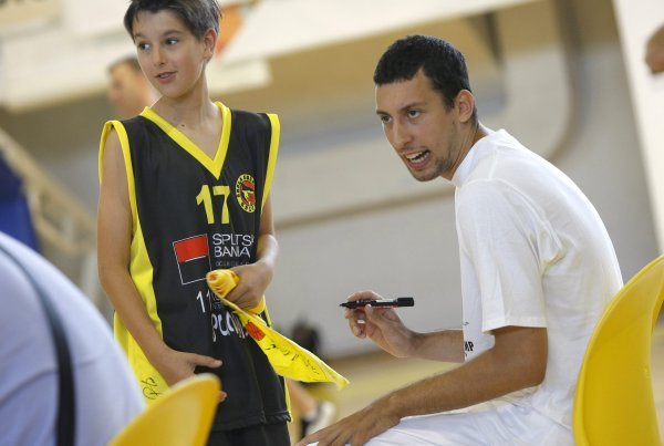 Roko Ukić dijeli autograme polaznicima škole košarke KK Split na Gripama 2010. godine