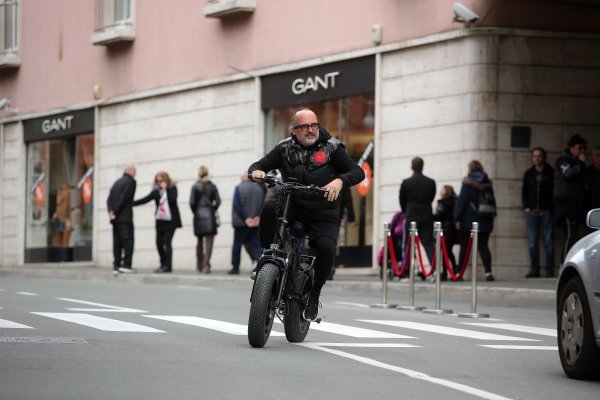 Tony Cetinski provozao se po Opatiji na električnom biciklu