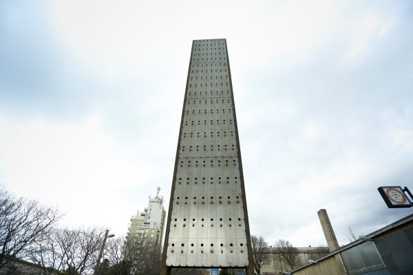 Rijeka: Predstavljen “Neboder za ptice” skulptura od drveta i metala sa 160 ptičjih “stanova”