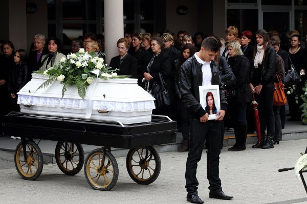 Posljednji ispraćaj Marijane Gregurić na Gradskom groblju Viktorovac 10. listopada 2012., Sisak