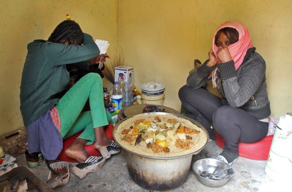Djevojke na granici koje su pripremale tradicionalno jelo thieboudienne i odbijale se fotografirati