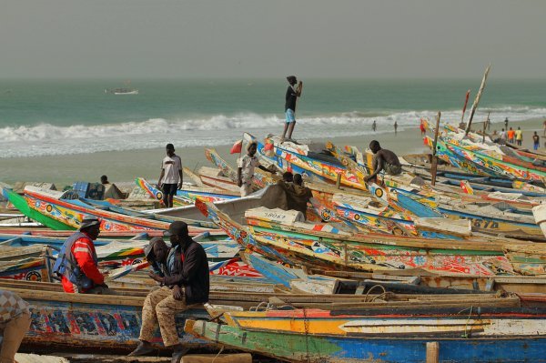 Poznata ribarnica uz more i redovi ribarskih čamaca. Zaštitna slika Nouakchotta