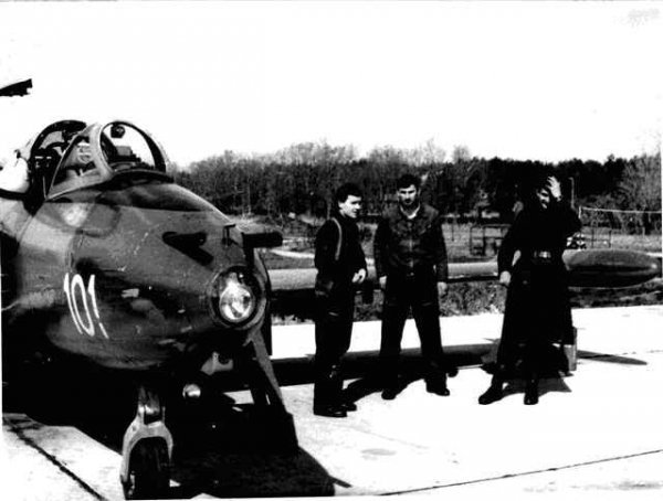 Borović pokraj zrakoplova Galeb G-2 uz mehaničara i vojnika na osiguranju u Puli 1979.