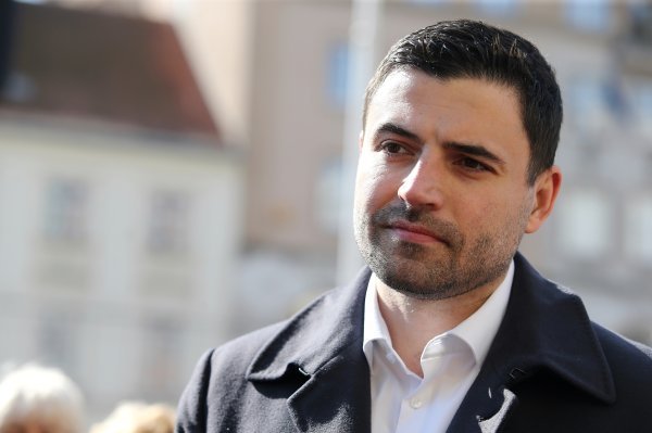 Bernardić i Maras ženama dijelili karanfile i dali izjavu povodom Međunarodnog dana žena