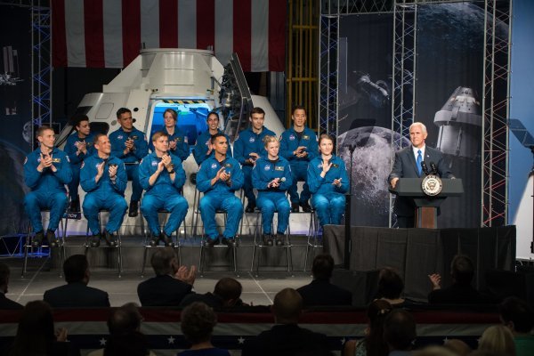 Dvanaestoro veličenstvenih: budući astronauti slušaju izlaganje američkog potpredsjednika Mikea Pencea