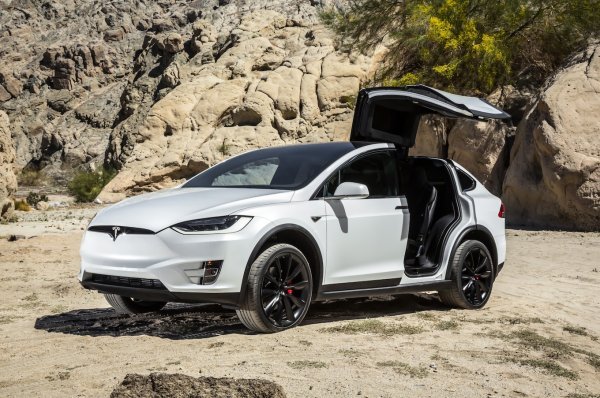 Tesla Model X (2016.)