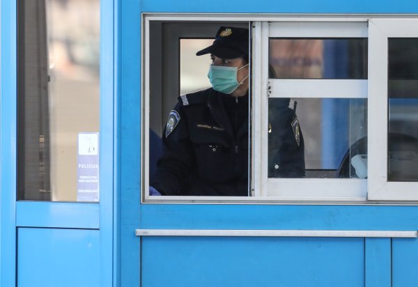 Pojačan nadzor policijskih službenika na GP Bregana zbog epidemije koronavirusa
