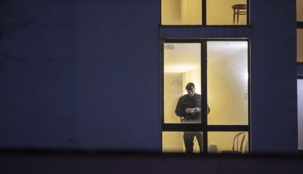 Dovođenje potencijalno zaraženih koronavirusom u karantenu