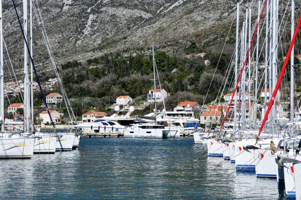 Katamaran u ACI marini Dubrovnik
