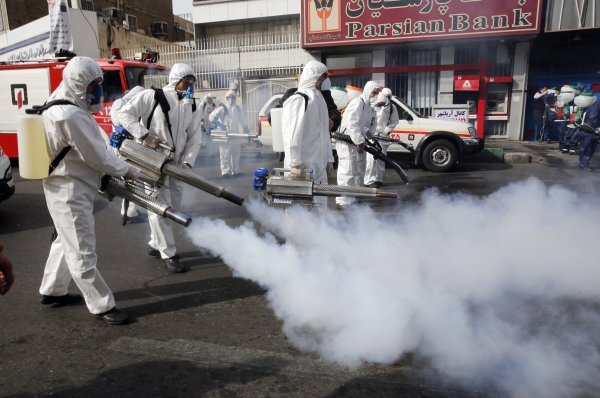 Iranski vatrogasci dezinficiraju ulice kako bi spriječili širenje koronavirusa covid-19 u Teheranu