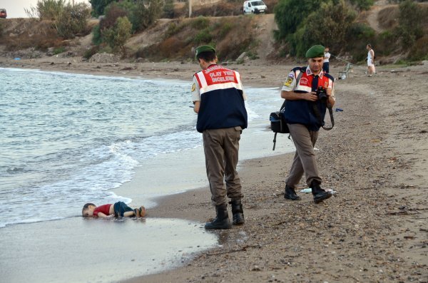 Fotografija koja je potresla svijet 2015: Tijelo dječka Aylana Kurdija izbacilo je more na obalu Bodruma