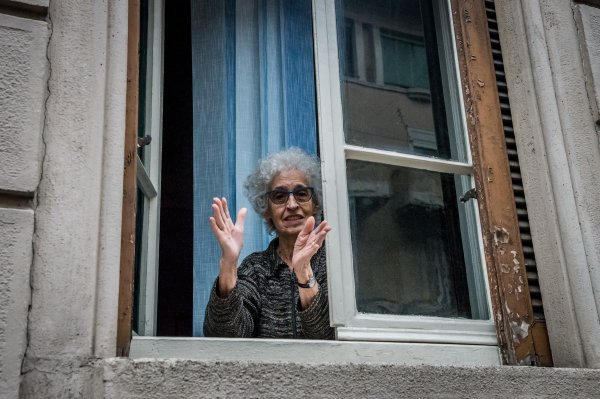 Talijani vrijeme u karanteni krate pjevanjem