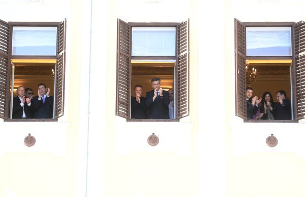 I članovi Vlade RH pljeskom zahvalili svima koji pomažu u borbi protiv koronavirusa