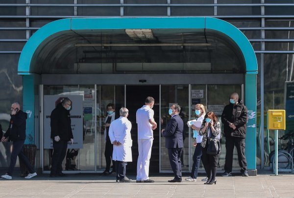 Ministar Vili Beroš došao u KB Dubrava provjeriti stanje karantene