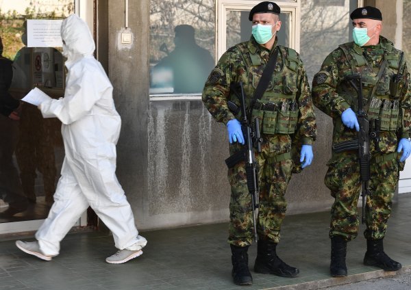 Izvanredno stanje zbog koronavirusa u Srbiji, vojska ispred bolnica