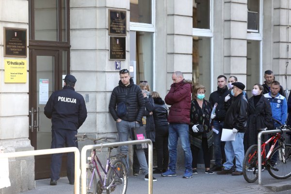 Gužve ispred policije u zagrebačkoj Petrinjskoj stvaraju se zbog ograničenog ulaska