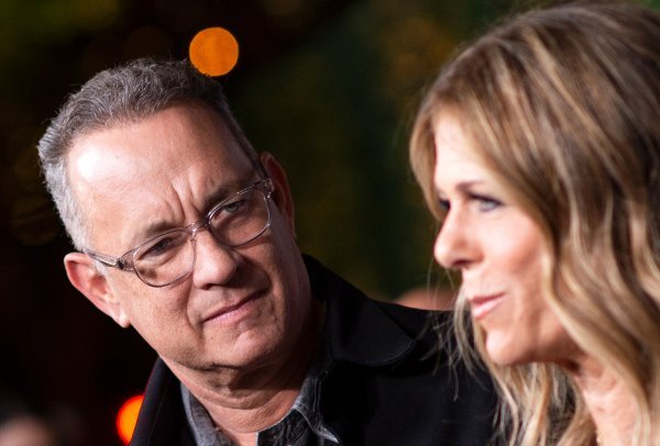 Kada je Tom Hanks na povratku iz Australije sa snimanja biografije Elvisa Presleyja objavio da su on i supruga zaraženi koronavirusom, Warner Bros je obustavio projekt