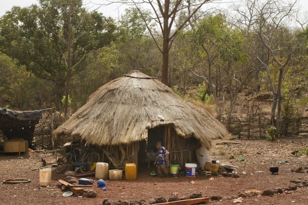 Ovalna afrička koliba sa stožastim krovom prizor koji se ponavlja Afrikom u različitim varijacijama. Ova, koju sam snimio u zaselku između Senegala i Gvineje, najsiromašnija je na koju sam do sada naišao
