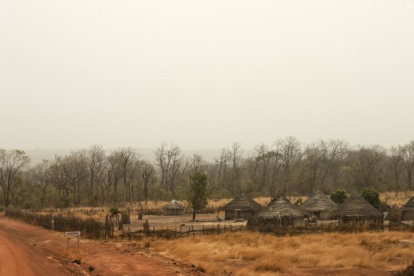 Senegal, selo uz cestu na putu prema Gvineji