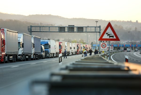 Zagreb: Konvoj kamiona čeka polazak prema Srbiji i BiH