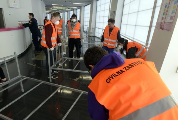 Zagreb: Civilna zaštita postavlja krevete u hodnik dvorane Arena
