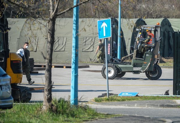 Zagreb: Vojska podiže šatore ispred KB Dubrava