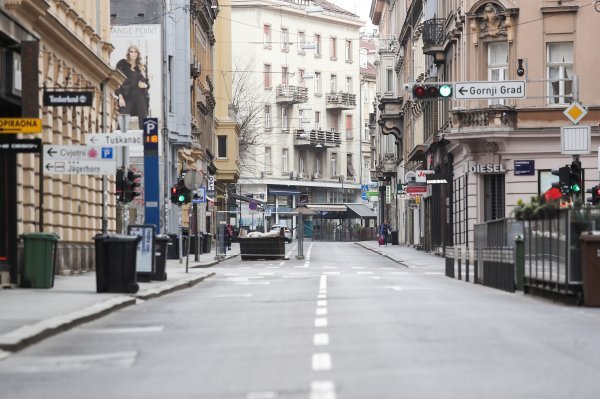 Zagreb: Tek pokoji građanin na ulicama grada, ceste i trgovi pusti