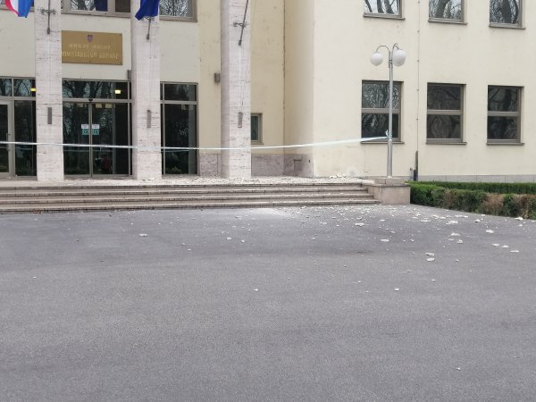Oštećen ulaz u Ministarstvo obrane