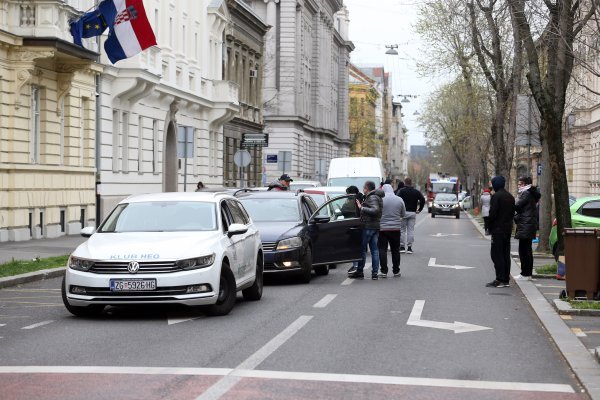 Građani izašli iz svojih stanova i sjede na Zrinjevcu