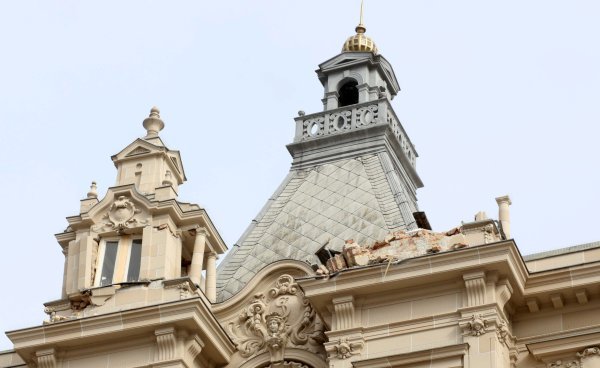 Dnevni servis | Zagreb, 22.03.2020 - Vatrogasci srusili kupolu na vrhu zgrade koja je stradala u potresu