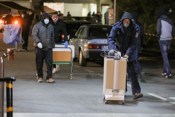 Zagreb: Pripadnici navijačkih skupina pomažu u seljenju Klinike za plućne bolesti na Jordanovcu