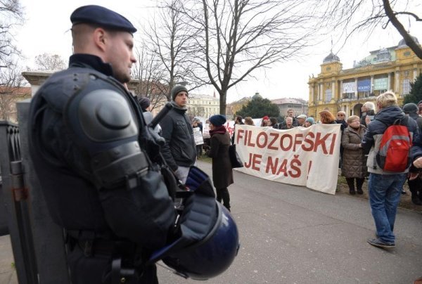 Studenti i profesori Filozofskog fakulteta prosvjeduju ispred Rektorata (7)