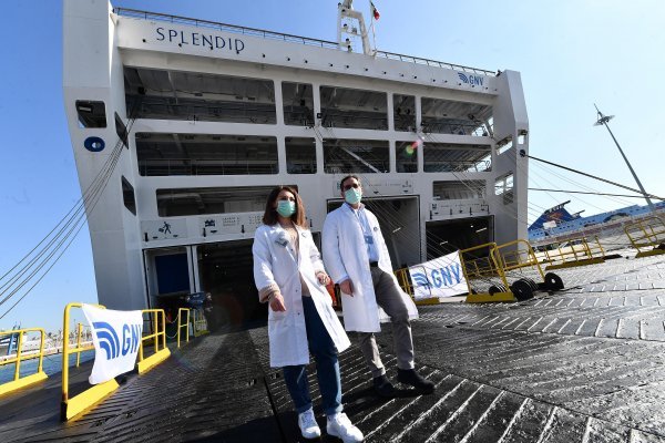 Talijanski liječnici ispred trajekta koji je pretvoren u improviziranu bolnicu